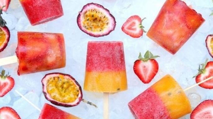 ¿Ya no soportas el calor? Estas paletas de hielo de mango y fresa refrescarán tus tardes