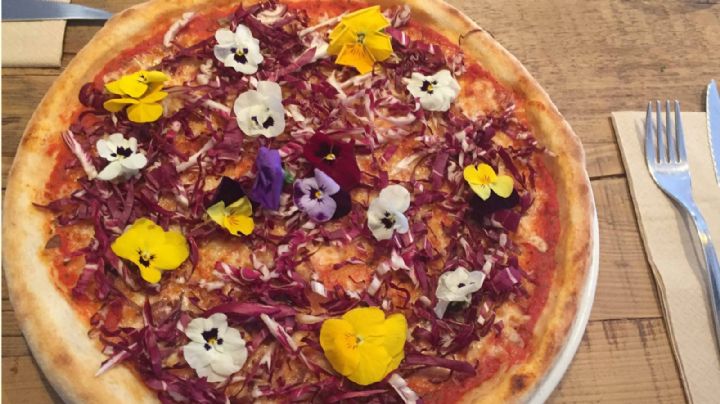Pizza llena de flores: Esta ingeniosa receta esta llena de color y de sabor inigualable