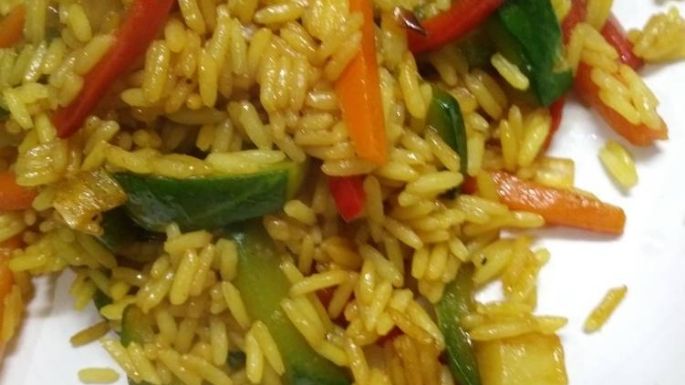 Una manera diferente de comer arroz: Pruébalo con salsa y un poco de verdura