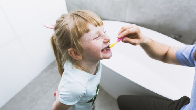 Cuida los dientes de tus pequeños: Así es como debe ser su higiene bucal de acuerdo a su edad