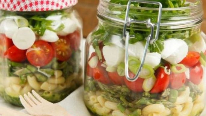 ¡La comida perfecta para el trabajo! Prepara esta ensalada de ensalada de codito portátil