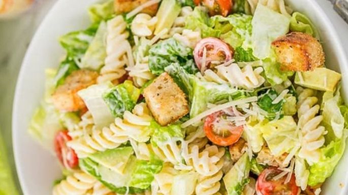 Dale un toque diferente a la clásica ensalada César: Así es como la puedes preparar con pasta