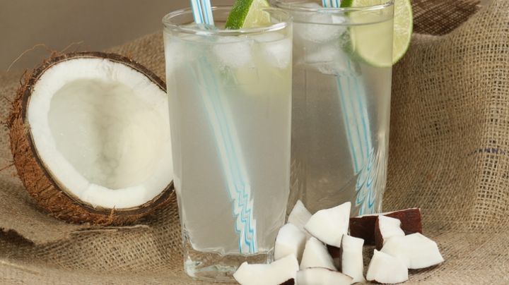 Mantente hidratada y refréscate con el sabor de esta agua de coco y limón