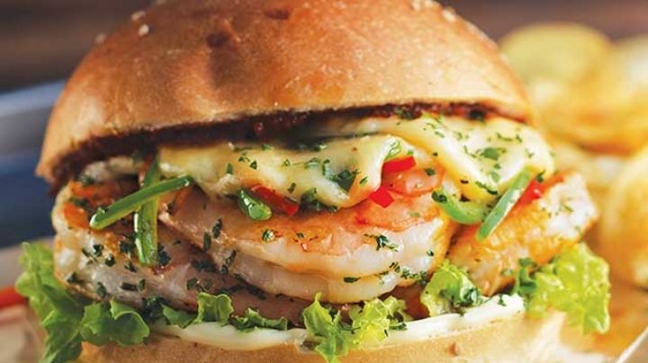 Ponte creativa en la parrilla con esta hamburguesa increíble de camarón con piña