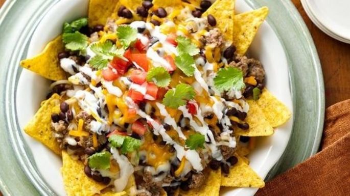 ¿Reunión en casa? Sorprende a todos con estos suculentos nachos de carne molida