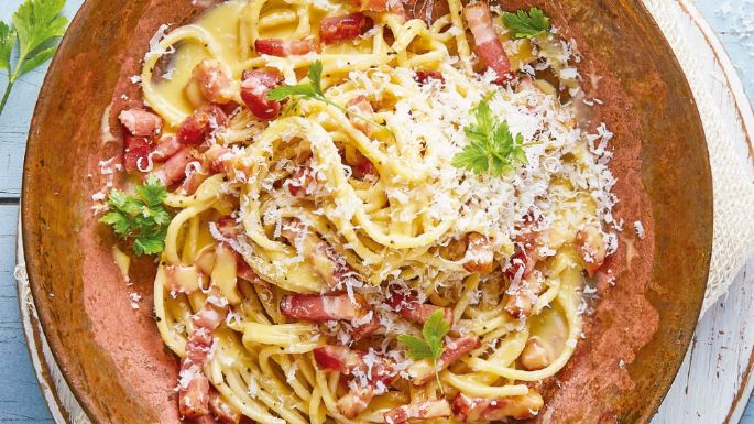 ¡Sin pretextos! Esta pasta a la carbonara con tocino es la ideal para sacar tus dotes culinarios