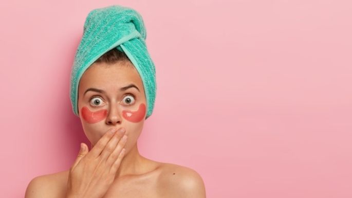 ¿Ya no puedes ocultar las ojeras? Esta mascarilla de manzanilla y aloe vera será tu salvación