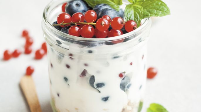 ¿Quieres un desayuno o snack saludable? Prueba este yogurt de arándanos, durazno y moras