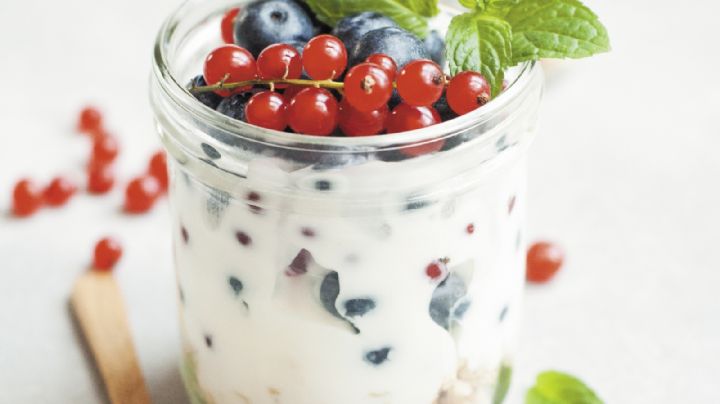¿Quieres un desayuno o snack saludable? Prueba este yogurt de arándanos, durazno y moras