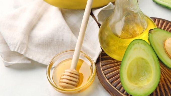 Combate la resequedad del cabello con esta mascarilla de plátano, aguacate y aceite de coco