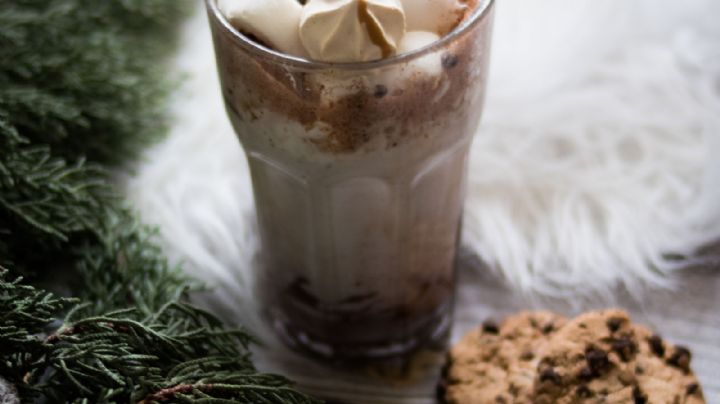 ¿Hora de un antojo fresco y dulce? Prepara en casa este choco frappé con chispas y galletas