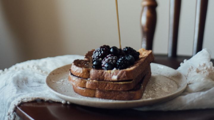 ¿Buscas un desayuno dulce y rico? Prepara en casa este pan francés con moras azules