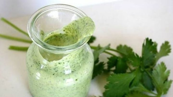 Una salsa fuera de lo común: Aprende a hacer un aderezo picante de yogur y cilantro