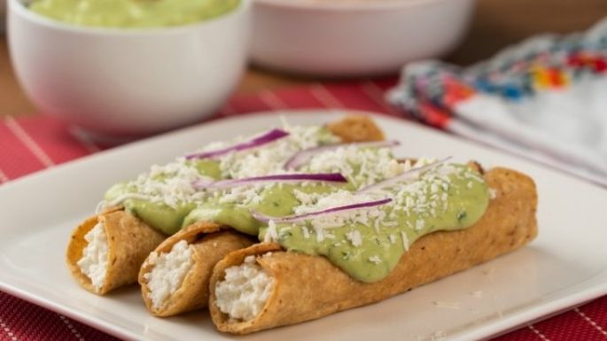 Si eres fan de los taquitos dorados estos rellenos de requesón te encantarán