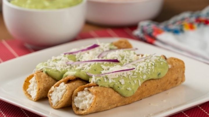 Si eres fan de los taquitos dorados estos rellenos de requesón te encantarán