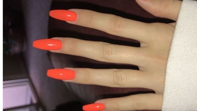 ¡Un color vibrante para tus manos! Estos diseños de uñas en tono naranja te fascinarán