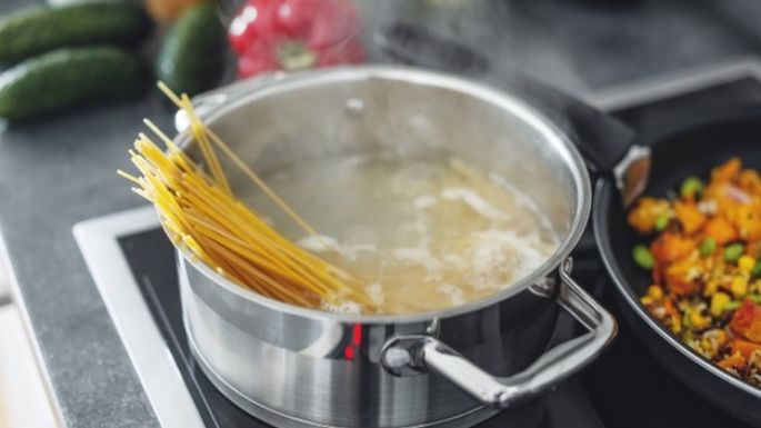 ¡No la tires! Descubre los usos que le puedes dar al agua en donde cociste la pasta