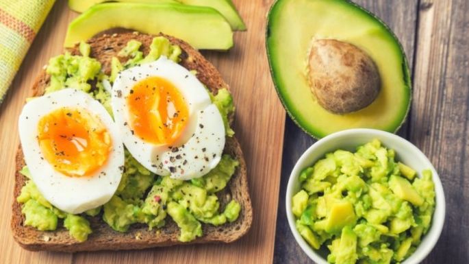 Desayuno ligero: Pan integral con aguacate y huevo cocido para comenzar tu día