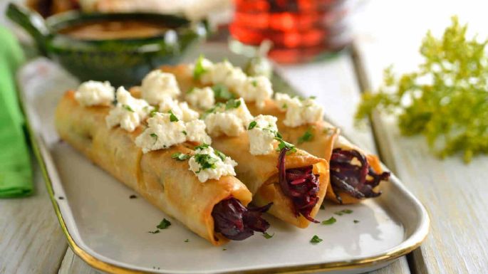 Dale un toque diferente a tus tacos dorados; prepáralos rellenos de jamaica