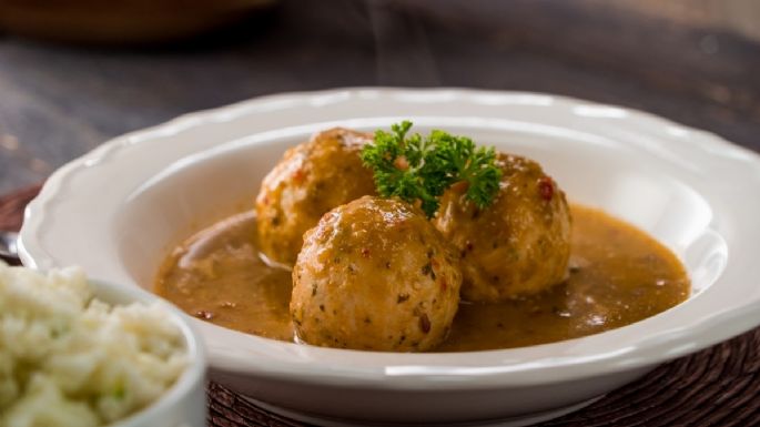 ¡Vas a querer repetir! Estas albóndigas de pollo en salsa de chile morita están de lujo