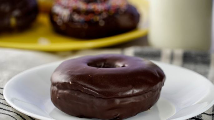 Acompaña las tardes de antojo con estas donas cubiertas de chocolate hechas en casa