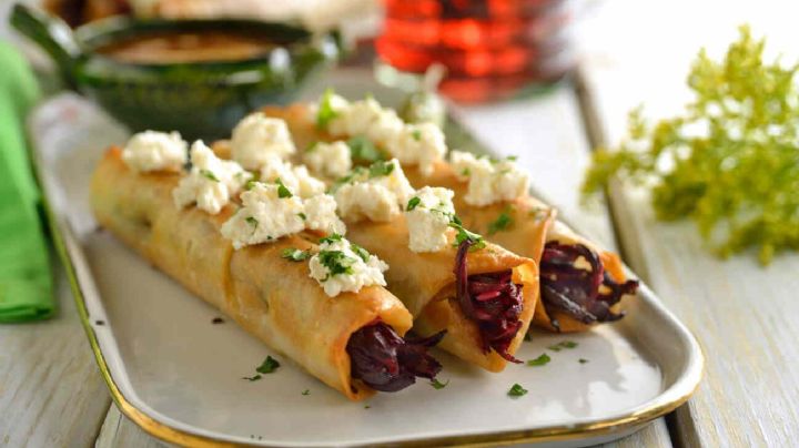 Dale un toque diferente a tus tacos dorados; prepáralos rellenos de jamaica