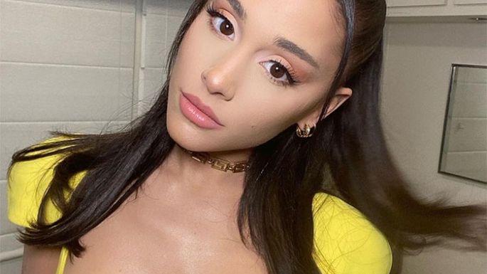 Ariana Grande: Reaparece como mujer casada con este total look amarillo de Versace