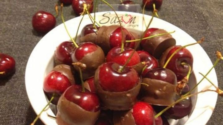 ¿Cita romántica? Prepara unas cerezas bañadas en chocolate y con un toquecito de coco