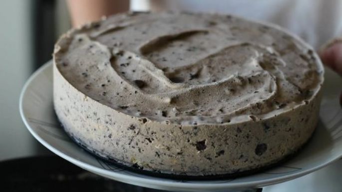 ¿Día caluroso? Este pastel helado de 'cookies and cream' será el postre perfecto