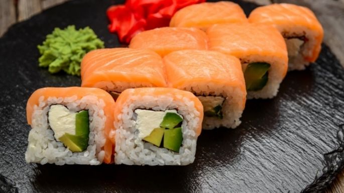 Una botana rápida y deliciosa: Prueba con esta tabla de sushi y salmón en tus reuniones