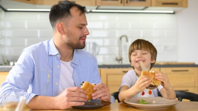 ¡Cuidado con los 'snacks'! Estas son las señales de que tu hijo consume sal en exceso