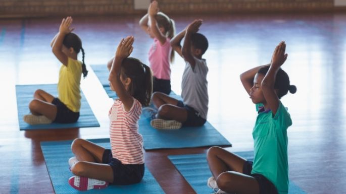 Anímalo a estirarse: Estas son las posturas de yoga para niños más fáciles