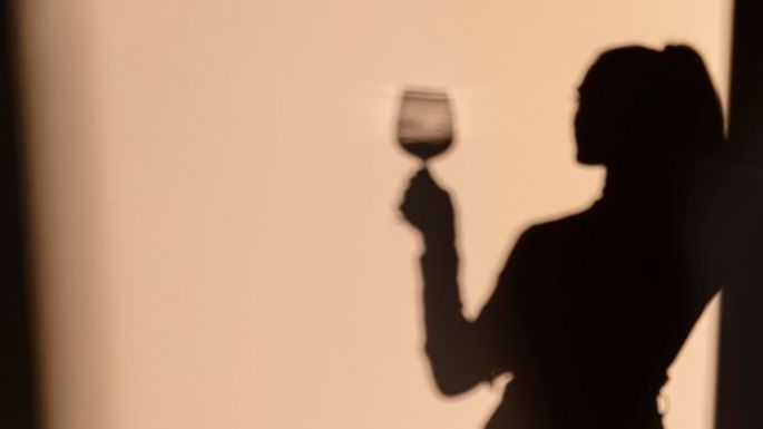 ¿Una copita de vino? El alcohol aumentaría hasta un 79% el síndrome premenstrual