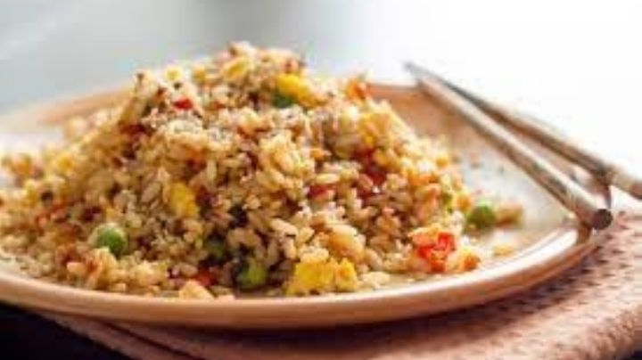 Prepara este arroz frito y disfruta del indispensable de la comida china en casa