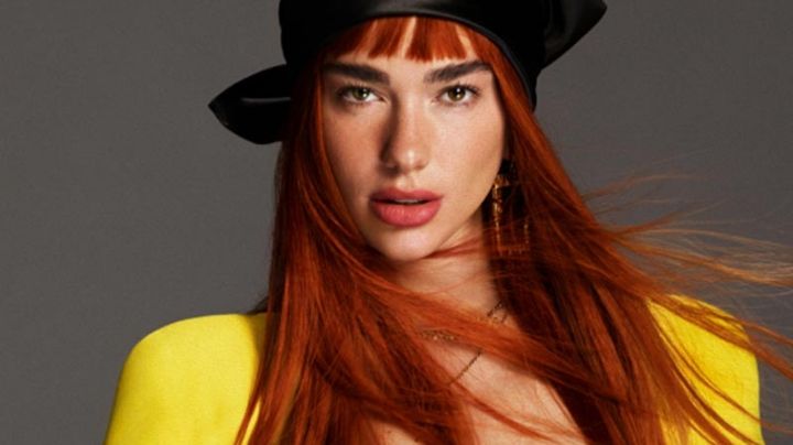 Dua Lipa una vez más cambia de color para apoderarse de la campaña de Versace