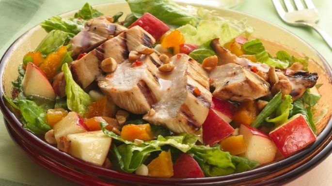 Ensalada de pollo y mango: Una opción colorida y saludable para disfrutar mientras te cuidas