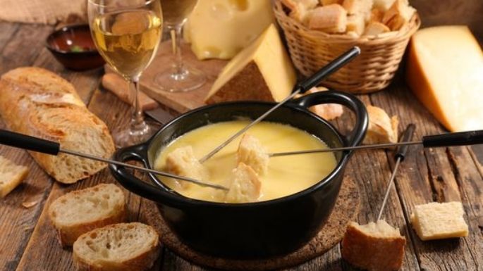 Fondue de queso al chipotle: El aderezo que combinará con todas tus botanas