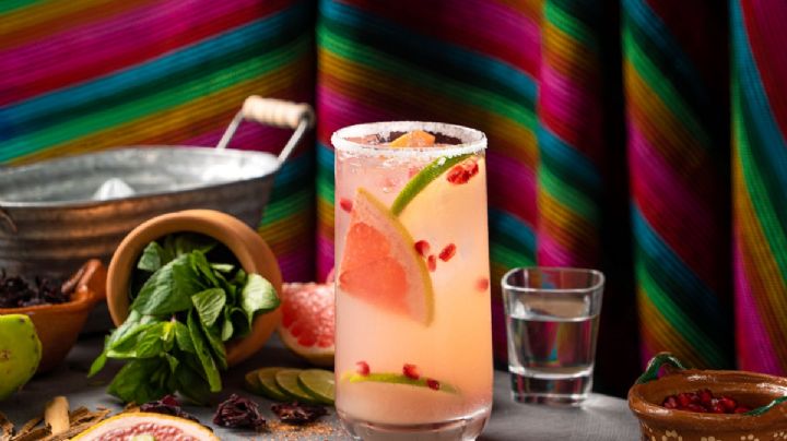 Dale otro sabor a tu paloma: Disfruta de este cóctel a base de tequila con un toque de granada