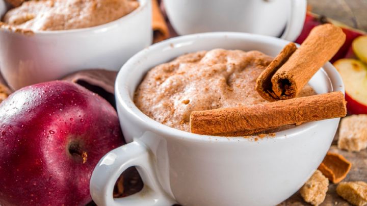 Acompaña tu café de la cena con este delicioso y sencillo 'mug cake' de manzana