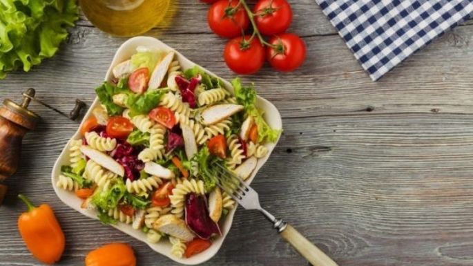 Una receta ligera y sustanciosa: Prueba esta ensalada fácil de pasta con aguacate y tomate