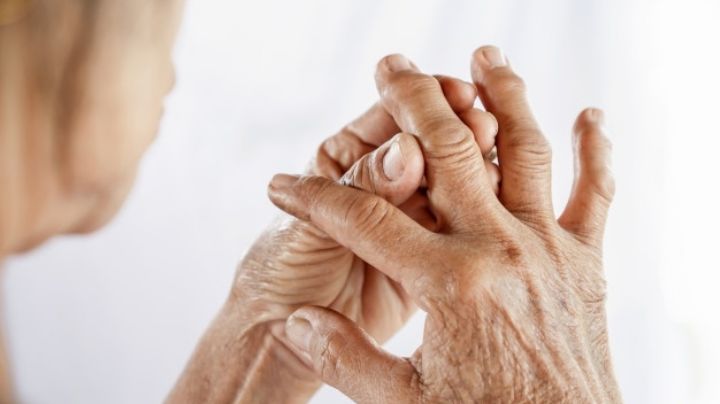 Con estos ejercicios puedes ayudar a un adulto mayor con artritis