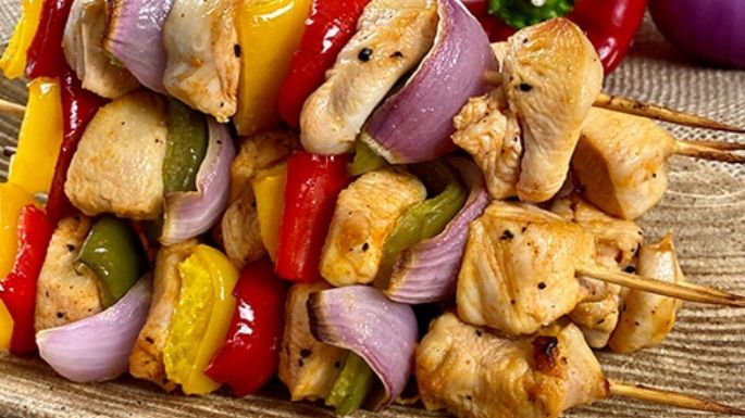 Sorprende a tus invitados con el sabor de estas ricas brochetas de pollo con verduras