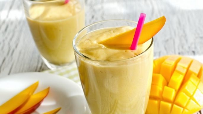 Un smoothie con cero lactosa: Prepara este batido de plátano y mango con leche de almendras