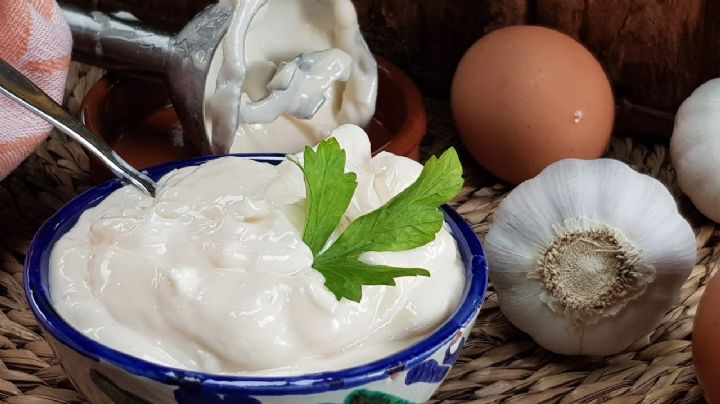 Con muy pocos ingredientes le darás sabor a tus comidas gracias a esta mayonesa de ajo