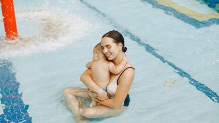 ¡Al agua patos! Sigue estos consejos para la primera vez de tu bebé en una alberca