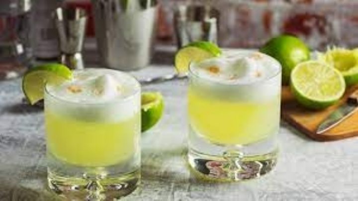 Reinventa el sabor del pay de limón al convertirlo en un refrescante cóctel