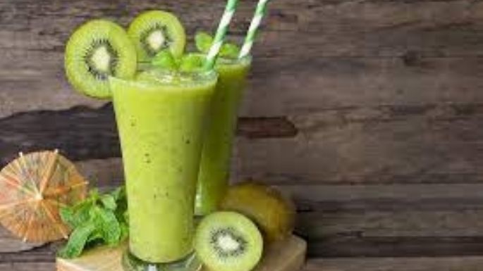 Logra tu peso ideal al agregar este batido de kiwi y espinaca; te mantendrá saludable