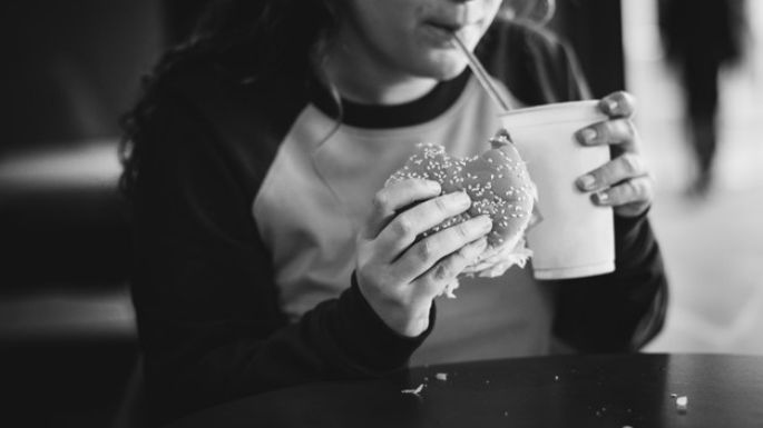 Esta es la forma en la que puedes ayudarle a un niño con obesidad a bajar de peso