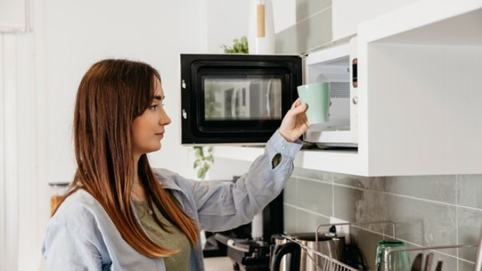 Deja de gastar toda tu quincena en los recibos de luz; aprende a ahorrarla en la cocina