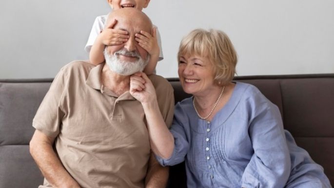 Maravilloso, abuelos que cuidan de sus nietos viven por mucho más tiempo